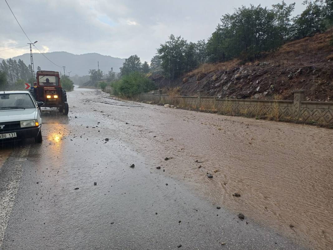 Konya’da sağanak sele neden oldu, mahalle yolu ulaşıma kapandı 2